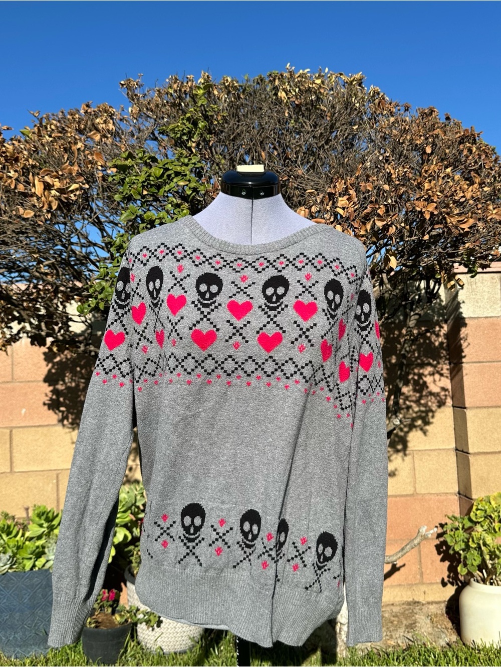 torrid Gray Festive Sweater with Black Skulls and Red Hearts Size 2X